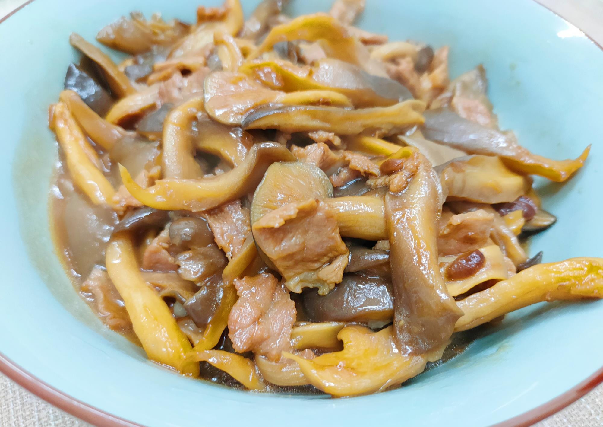 蘑菇炖肉太香了孩子抢着吃很多人第一步做错了难怪不入味