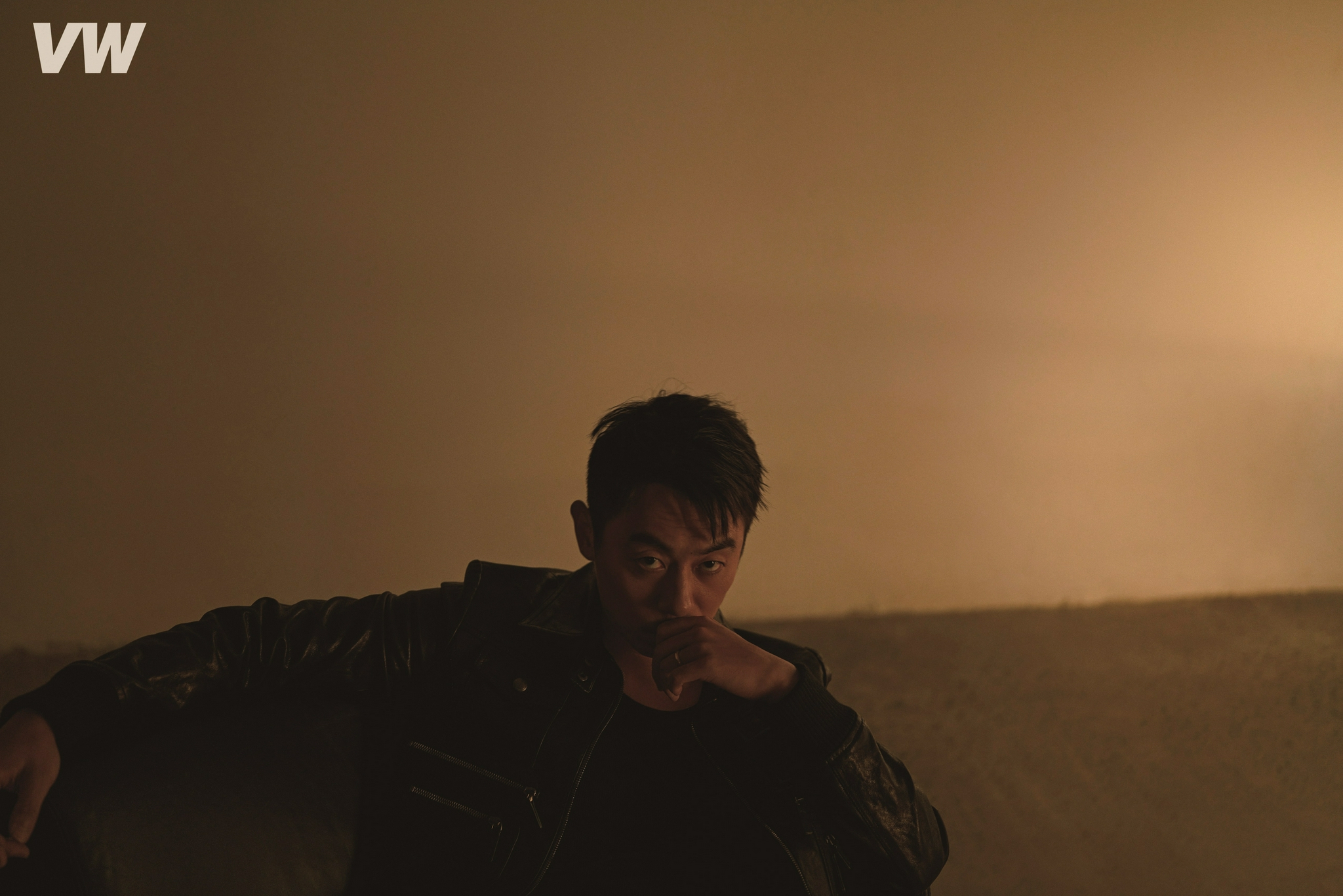 朱亚文最新时尚封面释出 不断探寻真我态度十足