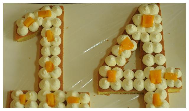 芒果用来做支柱将第二片蛋糕覆盖在上面,挤上奶油球摆上水果装饰即可