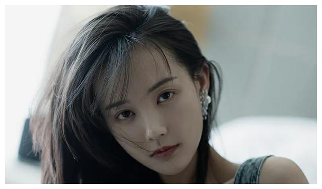 但坊间有过这样一张合照,李一桐跟几年年初开大g进故宫那女的,是姐妹