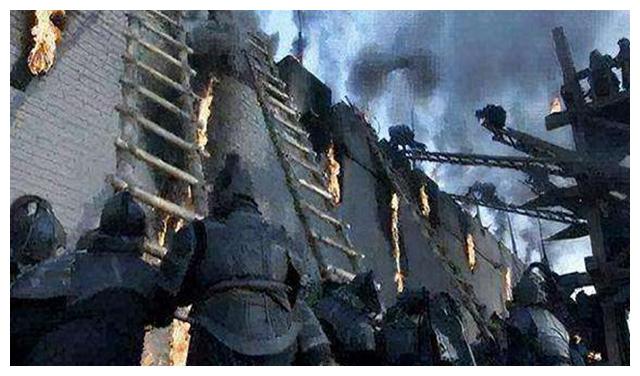 古代战争的守城方,为何宁愿扔石头也不推梯子?士兵:推也没用