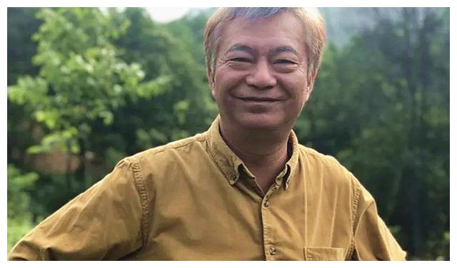 凭周润发一炮而红,在圈内混迹21年未有大起色,今63岁乡下种田