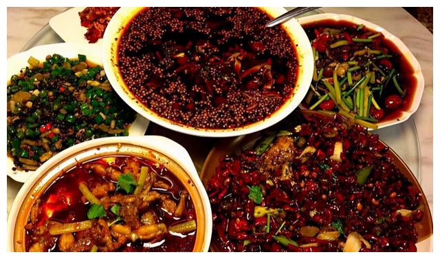 对于我自己来说,除了家乡的菜,最喜欢的就是川菜了,因为从小喜欢吃辣