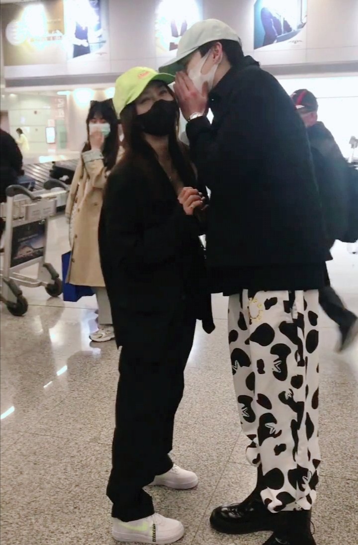 42岁秦岚现身机场小19岁弟弟王鹤棣接机二人将上演姐弟恋
