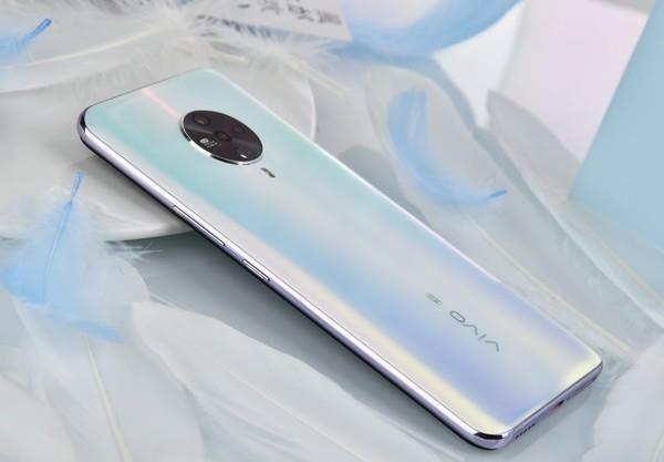 购机则享24期免息,还vivoxe710耳机,对这部拍照旗舰