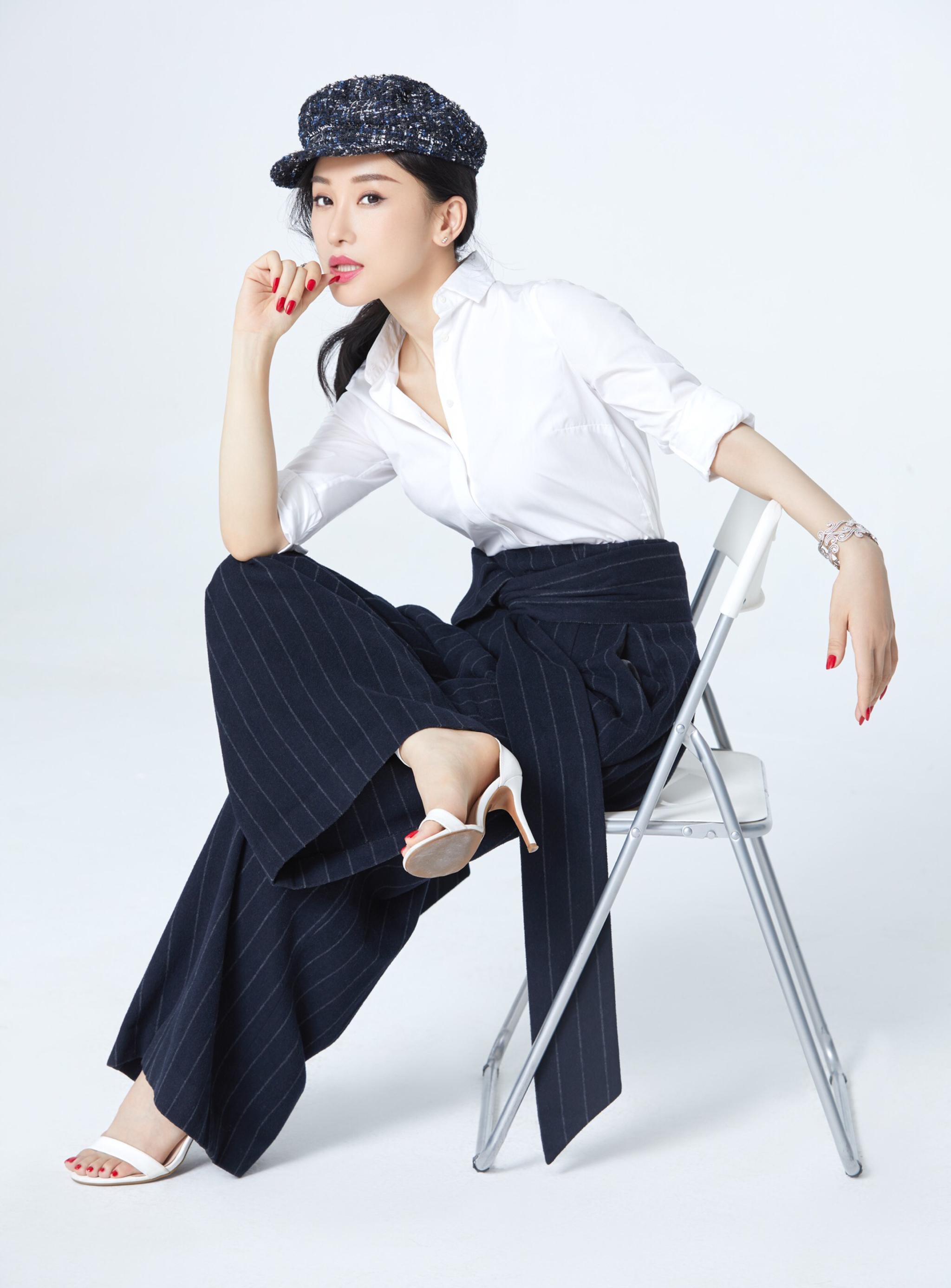 《河神2》戏份出彩,写真演绎干练优雅职场风|朱子岩|职场|阔腿裤_新浪