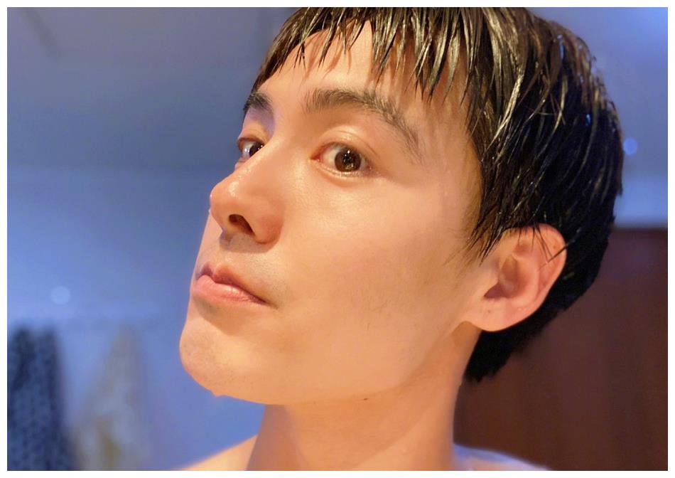 照片中马天宇将自己的头发剪短了不少,素颜对镜,看起来更加清爽利落