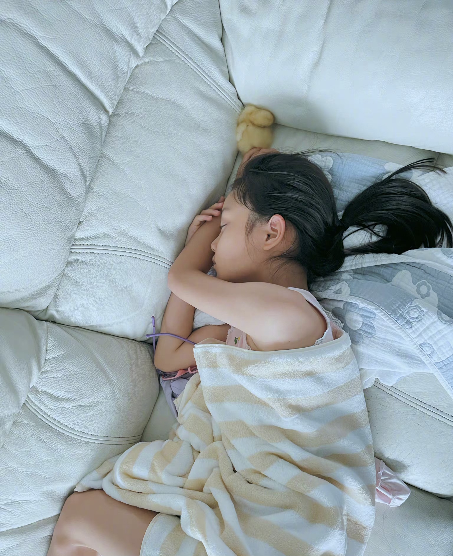 李小璐晒女儿近照,9岁甜馨升级为鸭妈妈,与小黄鸭同玩同睡