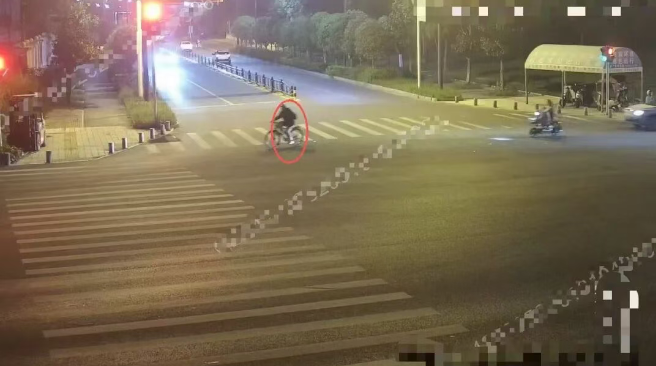 男子偷少年自行车骑行 42 公里带回家,刚打理好便被警方抓获。 男子偷少年自行车骑行 42 公里带回家,刚打理好便被警方抓获。