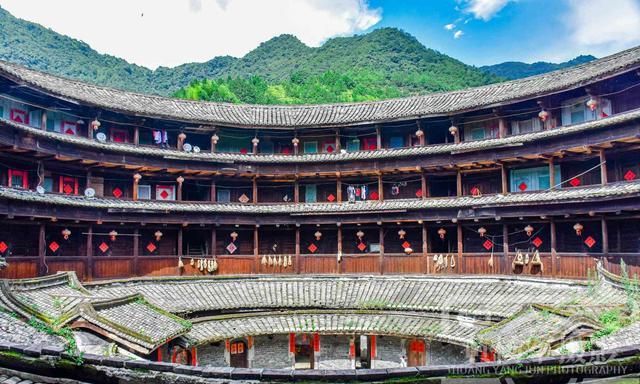 龙岩永定县南中村环极楼,圆楼4层高约20米有百间 房屋,独具