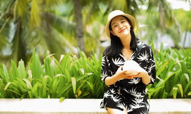 1 / 6 今日,实力女演员王智晒出一组户外生活照.