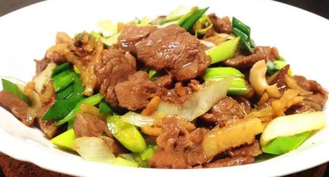 葱爆羊肉是一道大众清真风味菜肴突出香嫩味浓的风味特色