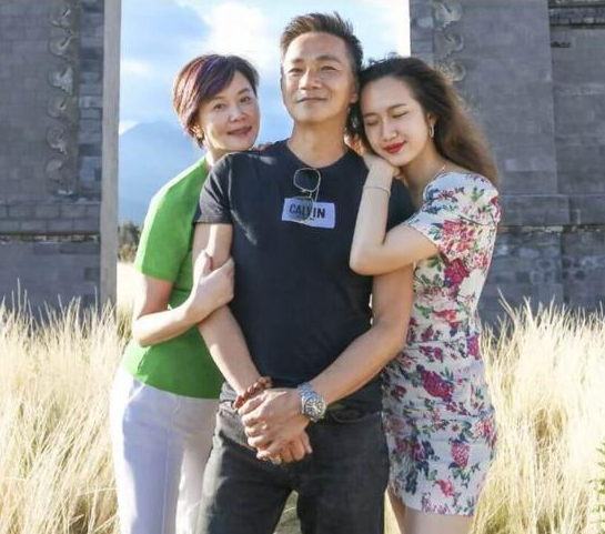 骆达华女儿晒近照21岁骆欣言外貌出众身材完美被赞最美星二代