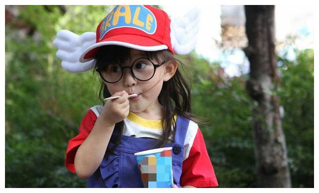 3岁照片爆火6岁首次触电13岁的真人阿拉蕾如今长啥样