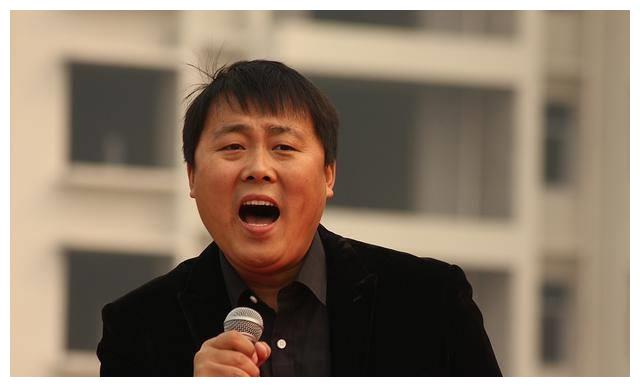 最假的草根歌手,假扮农民捞金数亿,今开百万豪车住千万豪宅!