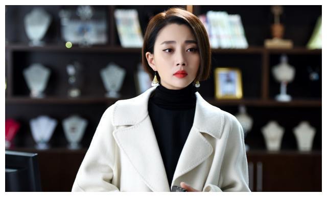 她年轻时曾迷倒大片男人,四十岁仍如少女,如今单身一人活出精彩