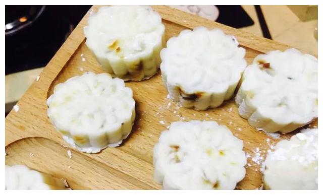 红枣肉切成小碎块,扁豆切碎,陈皮切丝,共同拌匀,然后压平,做成糕状,上