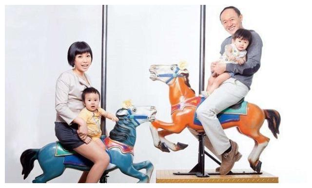 老戏骨金士杰57岁不顾争议迎娶22岁女学生六旬时生下双胞胎