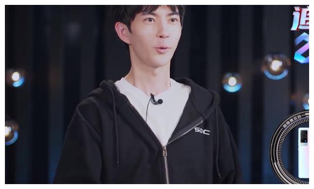 在采访的过程中,于朦胧也吐槽李泽锋不是李泽锋,而是许幻山.