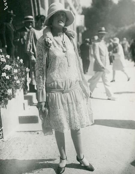 1920年代法国妇女老照片不论多大年龄都懂时尚