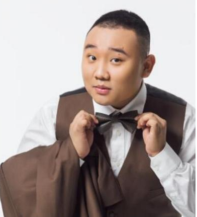 导演专业曹贺军,毕业于渤海大学,唐山好汉组合队长,大碗娱乐签约演员