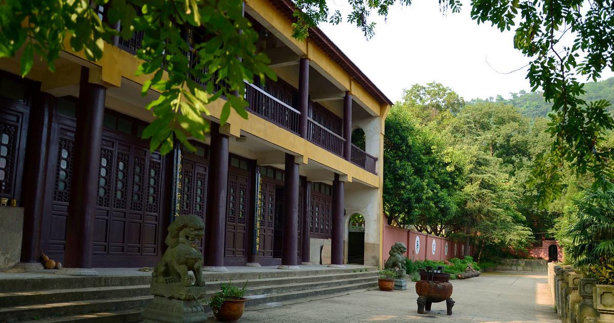 正文  第三进使藏经楼,这是兜率寺的核心建筑,这里有不少的佛像,画作