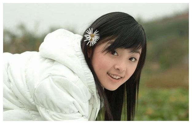 张含韵为何15岁出道就大红大火?看到旧照:才知道心动始于颜值