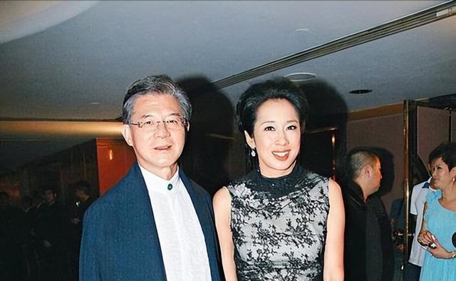 74岁罗康瑞满头白发,跟朱玲玲十指紧扣逛街,引起网友热议__财经头条