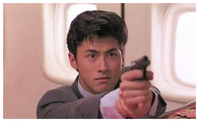 王敏德高大帅气,他21岁开始演戏,29岁就凭借在电影《飞虎雄心》中演