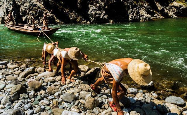 坐落于长江北岸的神农溪,三峡风景奇异,其纤夫文化至今保存完好