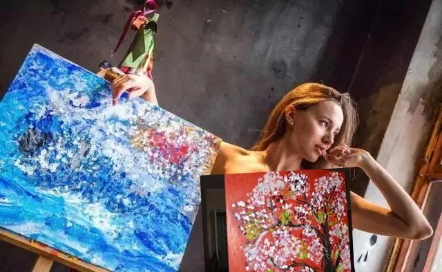 美女画家用胸作画大胆露骨是创新还是炒作