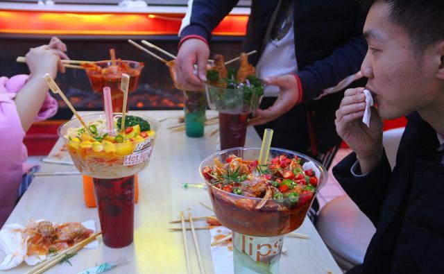 开在商场里的小吃摊,老板卖奶茶串串二合一的串串杯,够特别