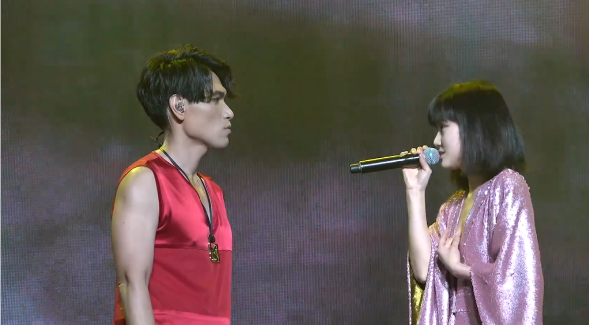 不得不佩服杨宗纬的定力!与穿着如此时尚性感的黄龄对唱,太惊艳