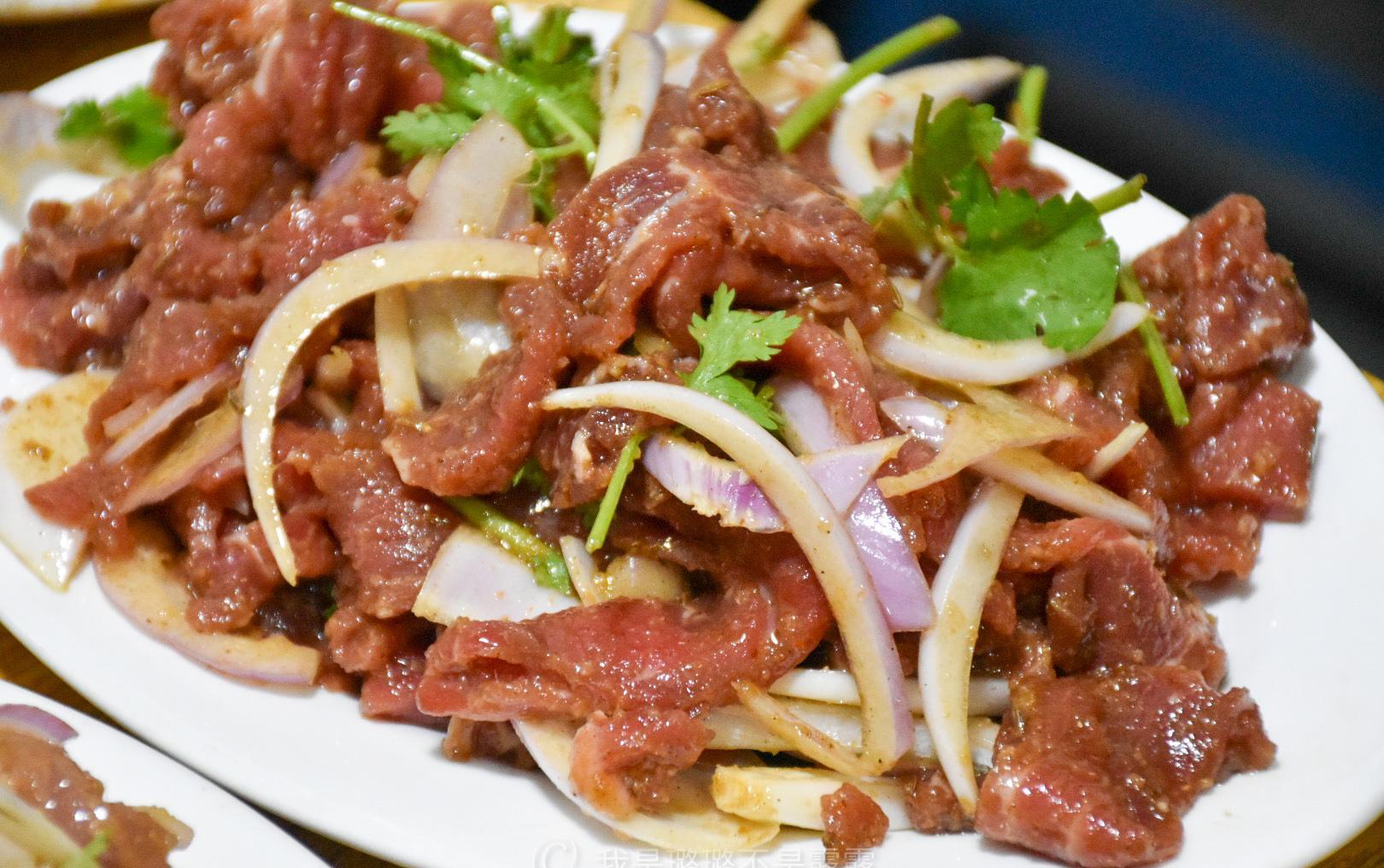 东北纸上烤肉45元的一份牛肉满满一大盘