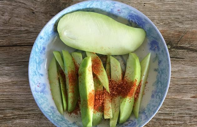 云南人吃芒果为啥要蘸辣椒？网友：别说了，我现在就要去买芒果休闲区蓝鸢梦想 - Www.slyday.coM