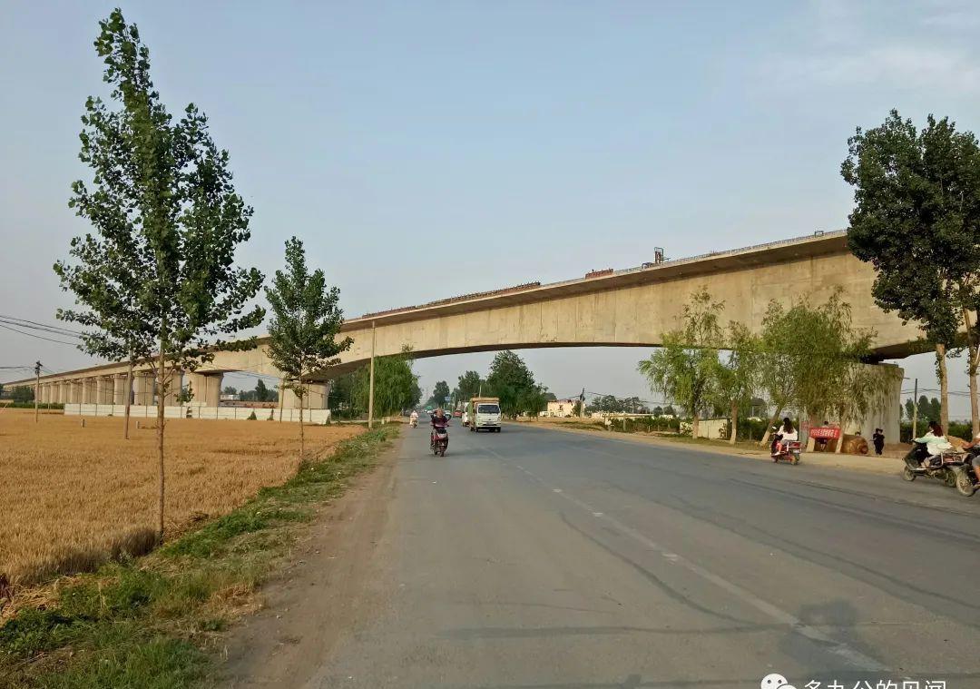 里后就到了卫辉李源屯镇,省道新濮公路是在道清铁路旧址上修建起来的