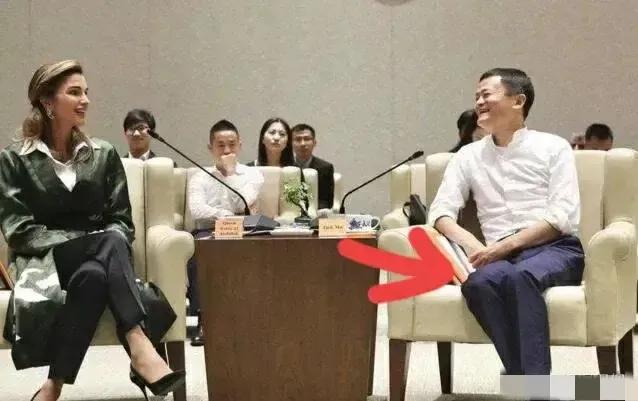 58岁马云到澳洲指导工作！表情严肃看手机，没带保镖生活低调