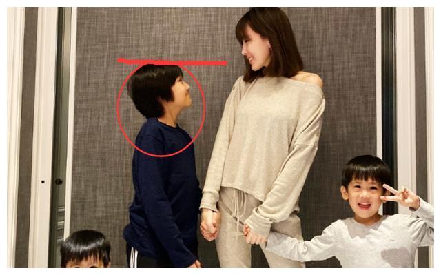 林志颖妻子晒与3个孩子合照,双胞胎好萌,我留意的却是kimi身高