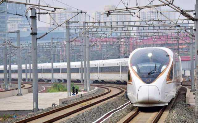 中国复兴号与和谐号飙车竟然火到国外老外感叹太科幻