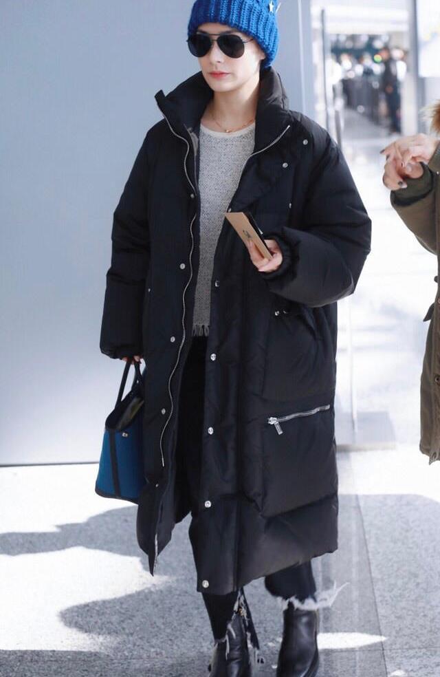 阿娇的衣品了得,穿羽绒服 毛线帽现身机场简约时髦,女神范十足
