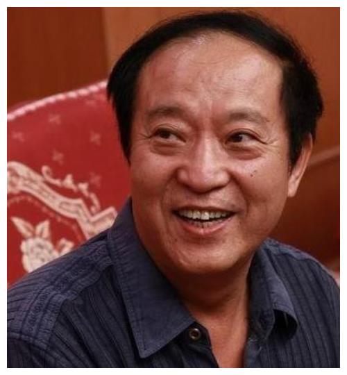 58岁妻离子散,64岁上节目晕倒,离开冯巩后,牛群如今怎样了