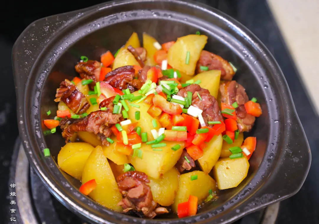 腊鸭家常做法和土豆一锅炖香到难以抗拒忍不住多吃一碗米饭