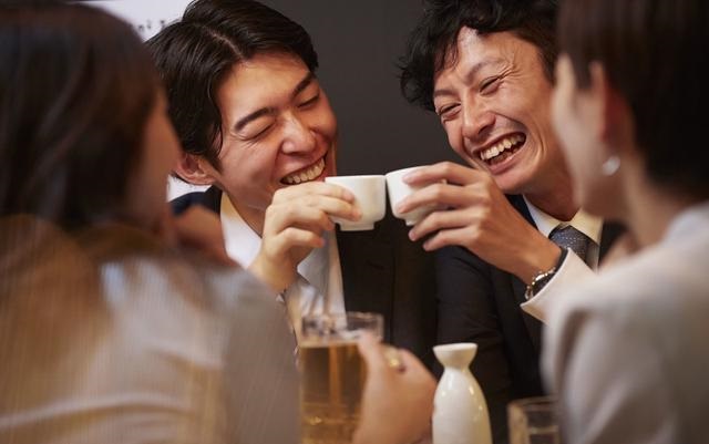 饭局上领导当众夸你咋回复？别说“过奖了”，高手都用3句场面话_新浪新闻