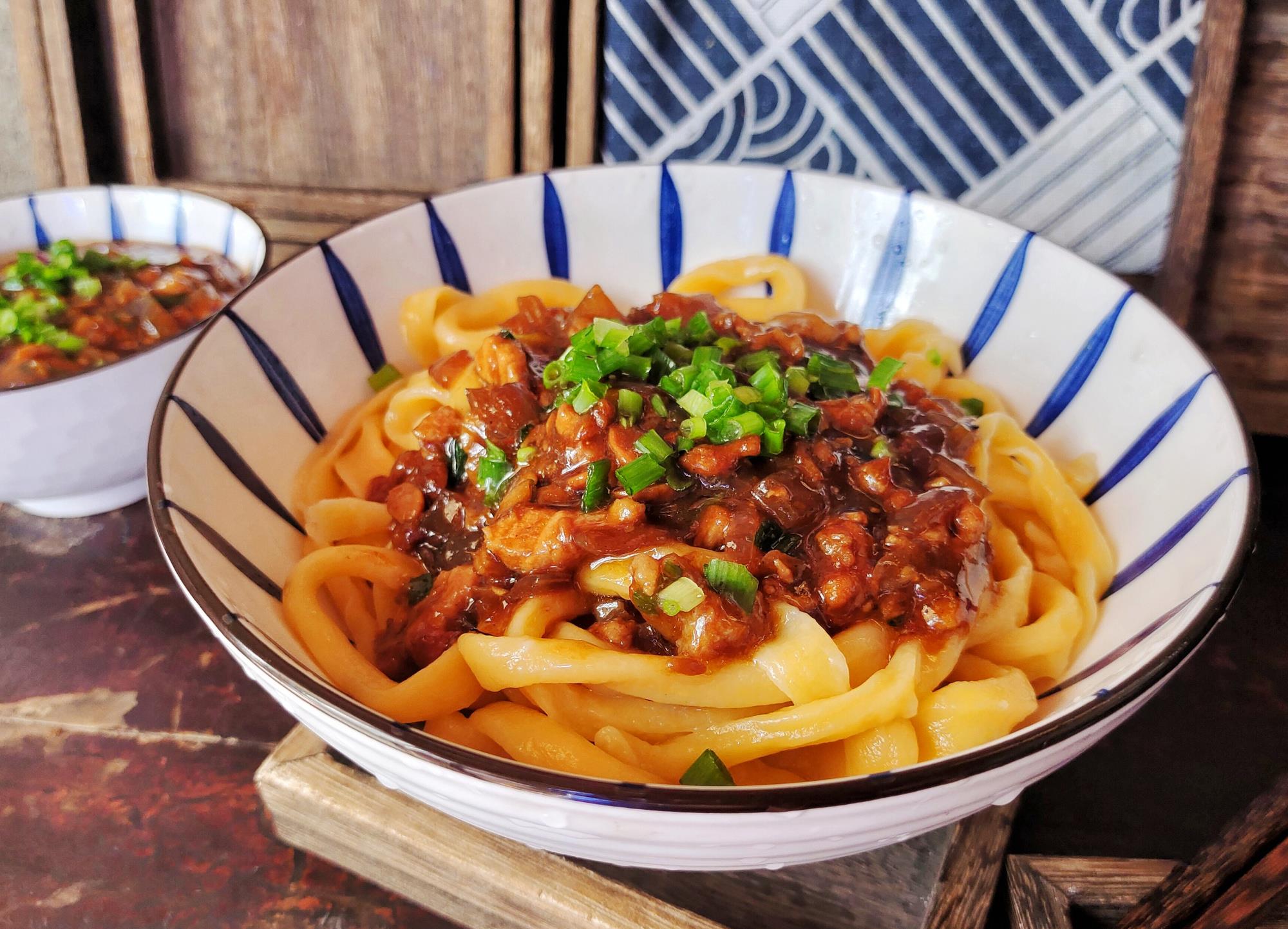 爱吃面条不用手擀的懒人做法,酱香浓郁,劲道爽滑,比拉面还好吃