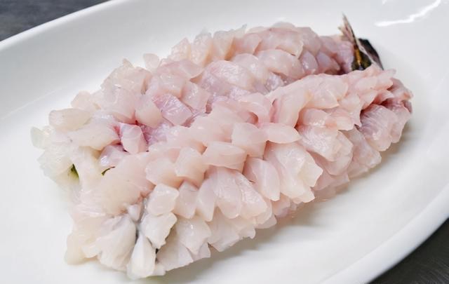 松鼠鳜鱼想要更好吃,变炸为先煮后蒸,变酸甜为酸辣微甜