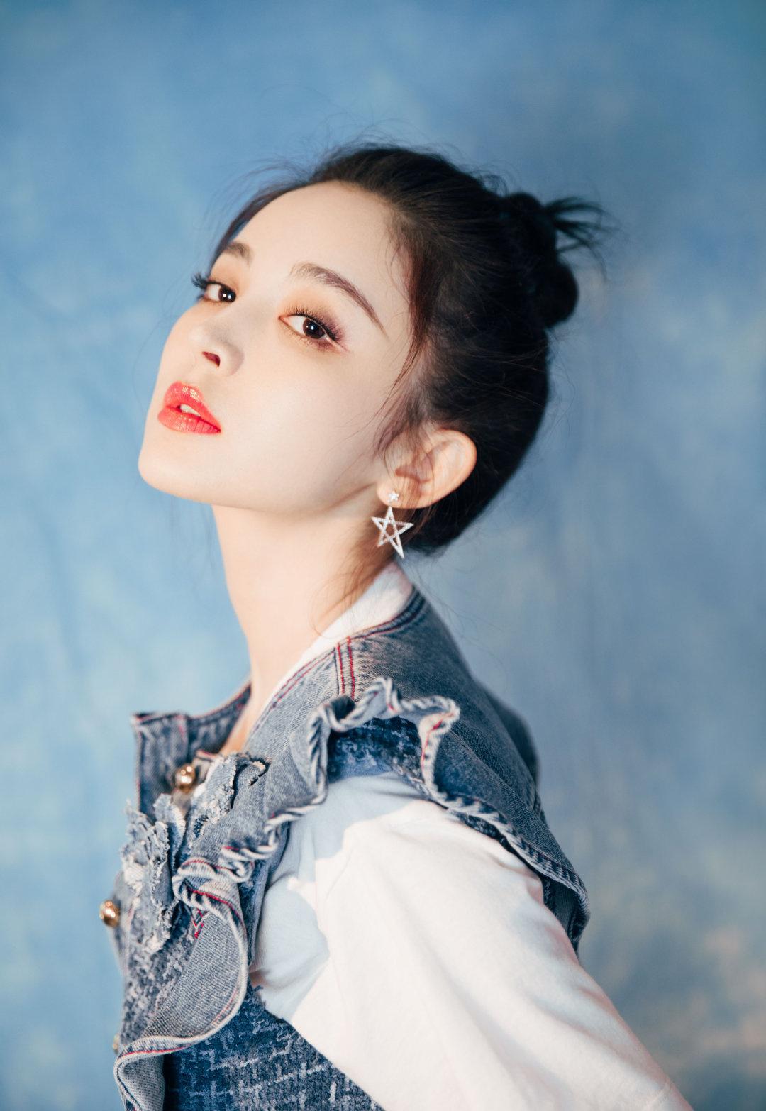 娜扎真是高冷清爽范儿,t恤 牛仔裙大长腿抢镜,时髦干练气质高