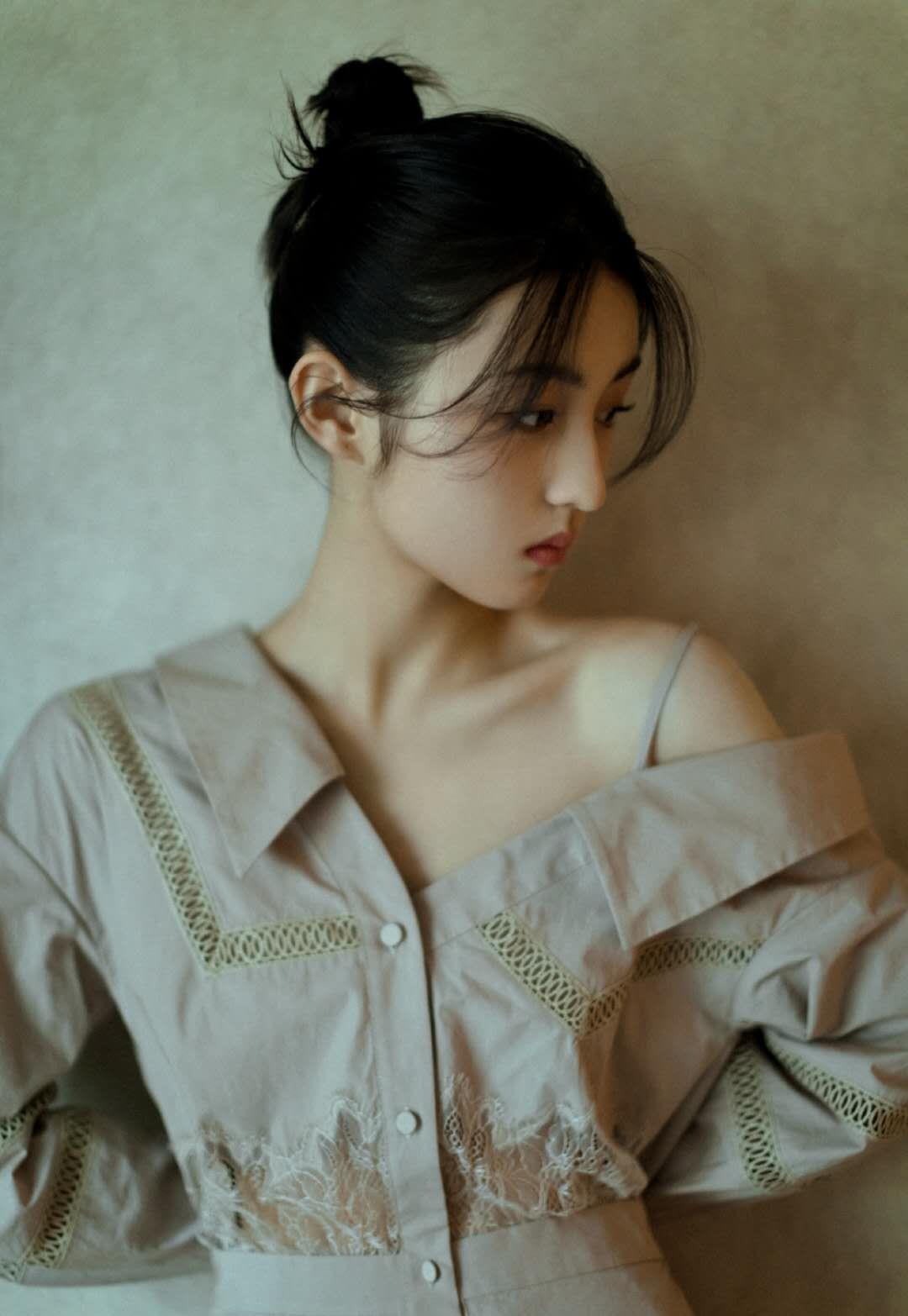 张子枫露肩裙配挽发优雅单边钻石耳饰奢华贵气