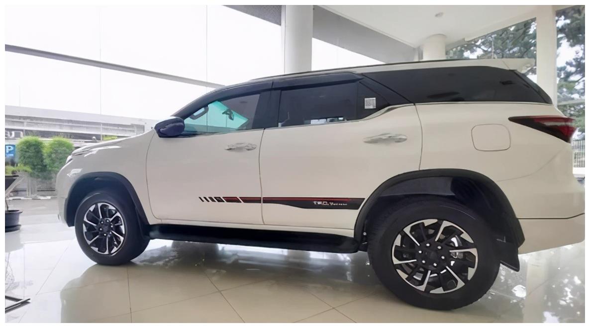 全新丰田奔跑者实车曝光搭载28t引擎四驱还自带运动套件