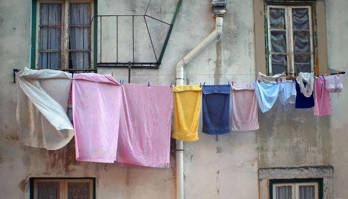 重庆发现一高层这样晾衣,真的是有才华,拍照给你们瞧瞧,学习下