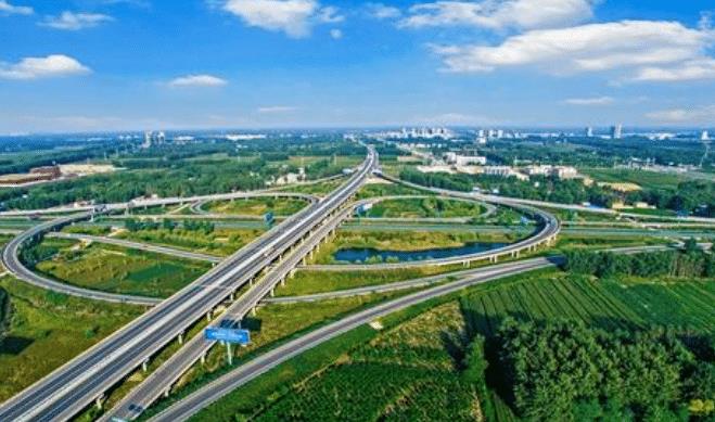 合霍阜高速公路是安徽省"五纵九横"高速公路主骨架网络中"横五"联络线